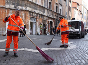 operatori al lavoro in strada