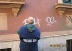 Rimosse scritte murarie a piazza Fanti