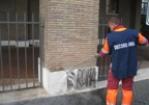 Rimosse scritte vandaliche all'Aventino