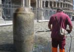 La squadra Decoro Ama rimuove scritte vandaliche da alcuni reperti nell'area del Colosseo