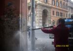 Rimossi 8 metri cubi di manifesti abusivi dai portici di piazza Vittorio